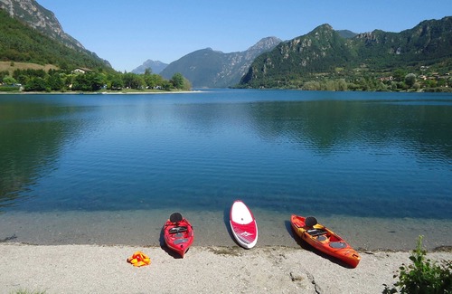 Idro Apartment | DIRECTLY ON THE BEACH/LAKE, apartment for up to 4 people, pool, garden, wide view