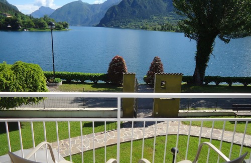 Idro Apartment | DIRECTLY ON THE BEACH/LAKE, apartment for up to 4 people, pool, garden, wide view