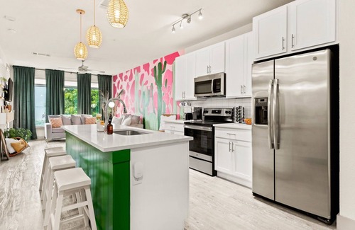 Downtown San Antonio Apartment | Directly on the Riverwalk l Downtown l FREE Parking l Pearl District l Walkable