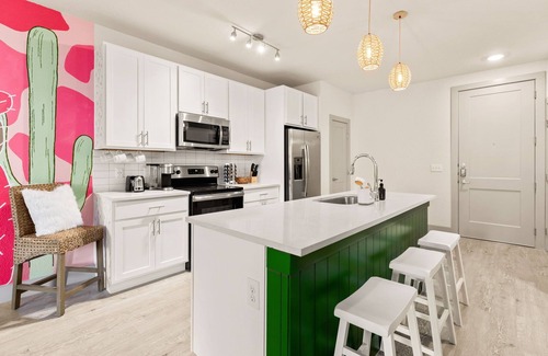 Downtown San Antonio Apartment | Directly on the Riverwalk l Downtown l FREE Parking l Pearl District l Walkable