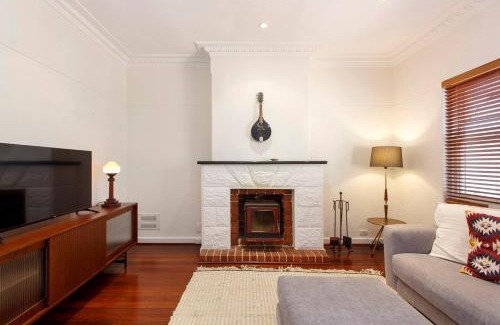 Fremantle House | Directors Cottage Fabulous Local & Peaceful