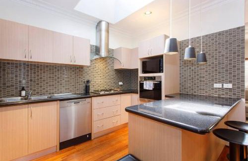 Fremantle House | Directors Cottage Fabulous Local & Peaceful