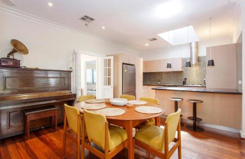 Fremantle House | Directors Cottage Fabulous Local & Peaceful
