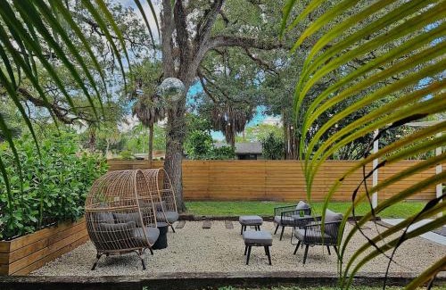 River Oaks House | -Disco Bungalow- One third mile to FTL Marine Center