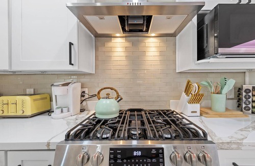 Peaceful Valley House | Disco Dino: Funktastic 5br 4ba w/Spa .6mi to Old Town!