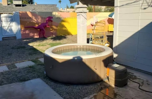Peaceful Valley House | Disco Dino: Funktastic 5br 4ba w/Spa .6mi to Old Town!