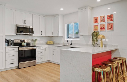 Village Grove House | Disco Dino: Pool, HotTub & Game Room Sleeps 18