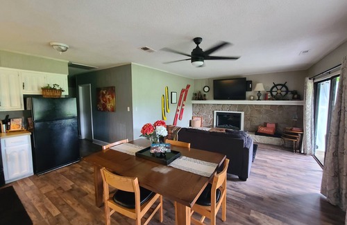 Trimble Cottage | DISCOUNT !nQuiet Relaxing GetawaynWater is Low but .nFireplace inside&outside.