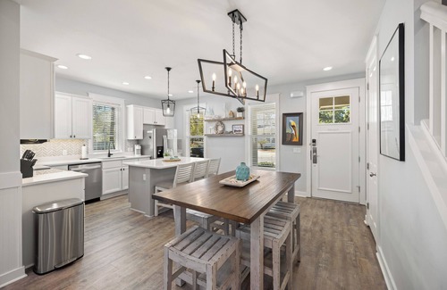 Laurel Grove House | DISCOUNTED!~FREE Activities~NEW 6 SEAT GOLF CART~Pool~Hot tub~pets considered