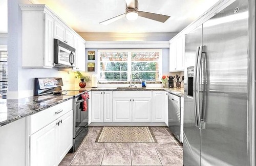 Siesta Key House | Discounted NOW!~LOCATION!Walk 2 Beach 5min.WaterfrontCanal,Pool-Spa,Kayaks,Bikes
