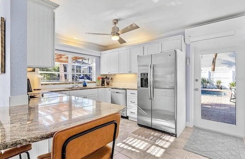 Siesta Key House | Discounted NOW!~LOCATION!Walk 2 Beach 5min.WaterfrontCanal,Pool-Spa,Kayaks,Bikes