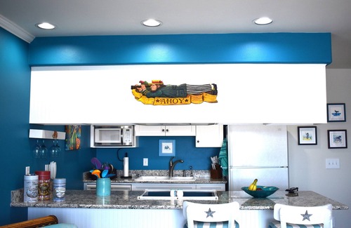 Historic Bayfront Condo | Discounted Price Watch Newport Lighted Boat Parade From Our Deck! Dec. 6, 2025