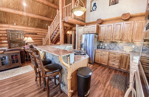 Valley of the Sun Cabin | Discounts! Epic Views, Spectacular Custom Log Cabin w/Hot Tub, Fireplace - Moose Tracks Cabin