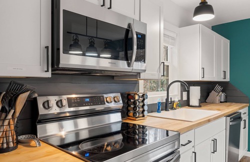 Maggie Valley House | DISCOUNTS! Sleeps 12: Hot Tub, Game Room, Cold Plunge, Fire Pit & Coffee Bar!