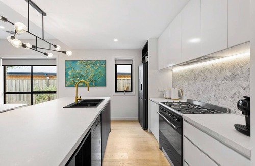 Cowes House | Discover a Spacious Modern Gem near The Esplanade
