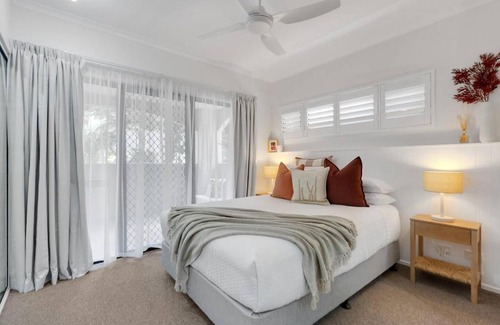 Parramatta Park Apartment | Discover a Stylish and Tranquil Haven by the Pool