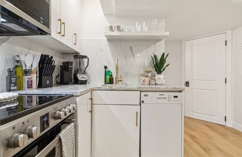 Southwest Edmonton Apartment | Discover Amore—a modern 1-bedroom lower suite with private entrance, full kitchen, in-suite laundry, Wi-Fi, and smart TV. Located in a quiet neighbourhood near a coffee shop and pharmacy, it’s ideal for solo travelers or couples.