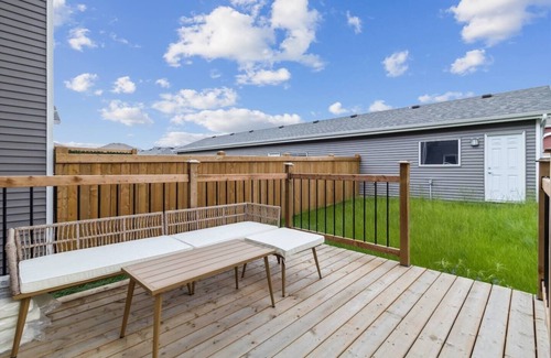 Southwest Edmonton Apartment | Discover Amore—a modern 1-bedroom lower suite with private entrance, full kitchen, in-suite laundry, Wi-Fi, and smart TV. Located in a quiet neighbourhood near a coffee shop and pharmacy, it’s ideal for solo travelers or couples.