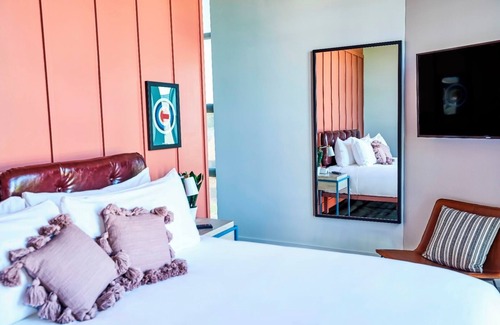 East Nashville Hotel | Discover East Nashville! Trendy Room Near Local Eateries, Hotspots & Airport