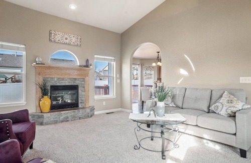 Rapid City House | Discover history close by! Spacious 5-bedroom home, easy access to Mt Rushmore