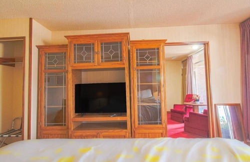 Liberal Hotel | Discover King Unit, Free Parking, Pets Allowed; Steps Away From Cattlemans Cafe