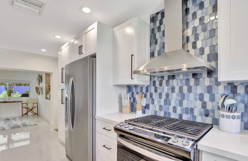 River Oaks House | Discover Luxury Living minutes from Beaches and Downtown Las Olas.