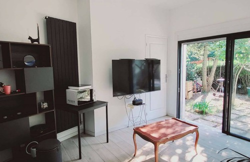 Le Plessis-Robinson Apartment | Discover our comfortable studio, nestled in a quiet neighborhood 20 minutes from Paris.