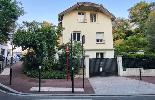 Le Plessis-Robinson Apartment | Discover our comfortable studio, nestled in a quiet neighborhood 20 minutes from Paris.