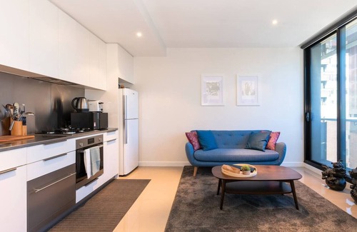 Melbourne Central Business District Apartment | Discover Paris End from a Panoramic Balcony Pad