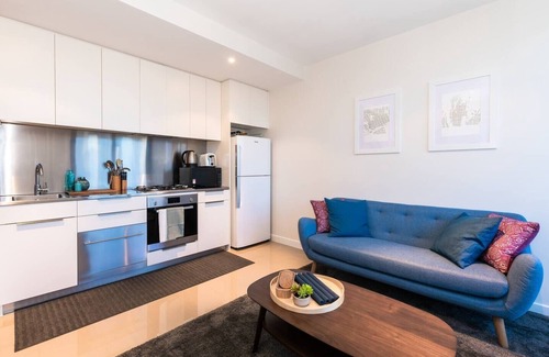 Melbourne Central Business District Apartment | Discover Paris End from a Panoramic Balcony Pad