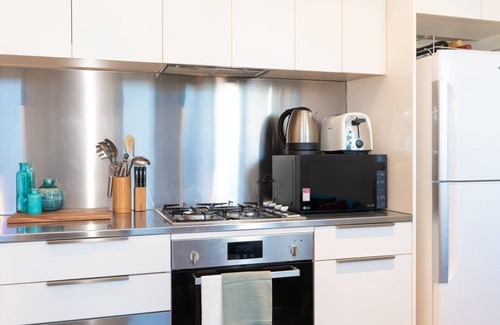 Melbourne Central Business District Apartment | Discover Paris End from a Panoramic Balcony Pad
