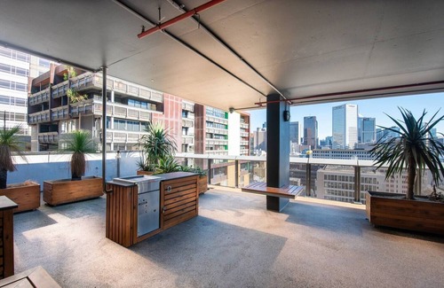 Melbourne Central Business District Apartment | Discover Paris End from a Panoramic Balcony Pad