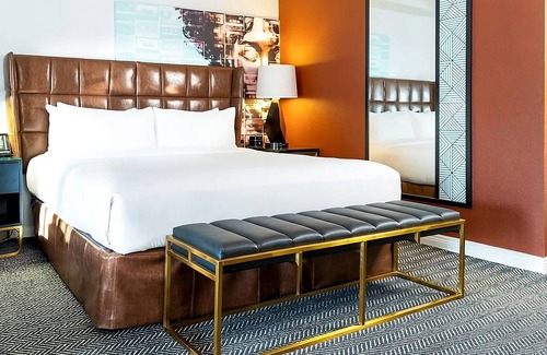 Norma Triangle Hotel | Discover Pizza Dough Pizzeria & Bar! Lovely Unit, Pet friendly