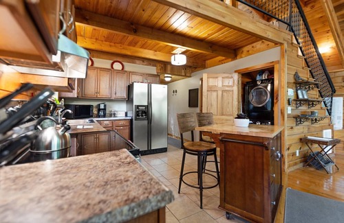Slade Cabin | Discover Serenity at Hidden Ridge, Hot Tub, Satellite TV, firepit.