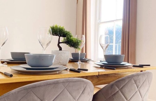 Chelsea Riverside Apartment | Discover the Comforts of Modern Living with Our 2 Bed, 2 Bath Apartment in SW10