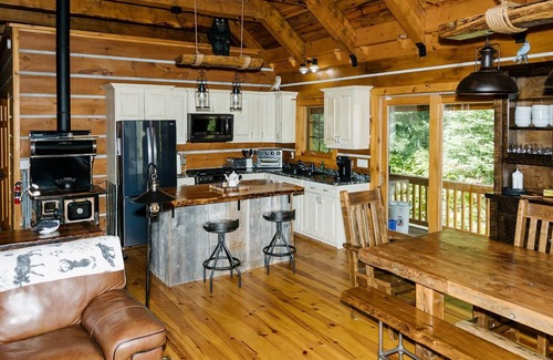 Highlands East Cottage | Discover the Creekside Escape: Your Private Retreat in Nature's Embrace