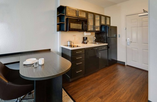 Doral Hotel | Discover the Serene Doral Retreat for Unforgettable Getaways! Kitchen, Pool!