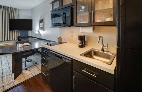 Doral Hotel | Discover the Serene Doral Retreat for Unforgettable Getaways! Kitchen, Pool!
