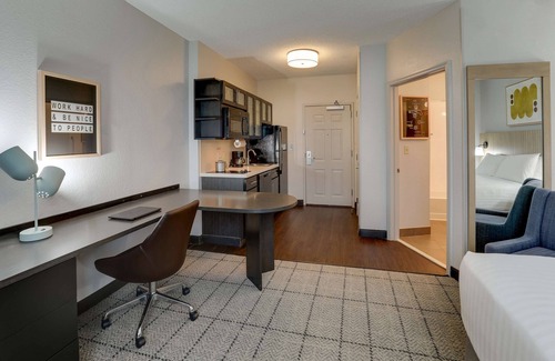 Doral Hotel | Discover the Serene Doral Retreat for Unforgettable Getaways! Kitchen, Pool!