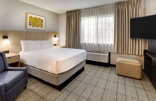 Doral Hotel | Discover the Serene Doral Retreat for Unforgettable Getaways! Kitchen, Pool!