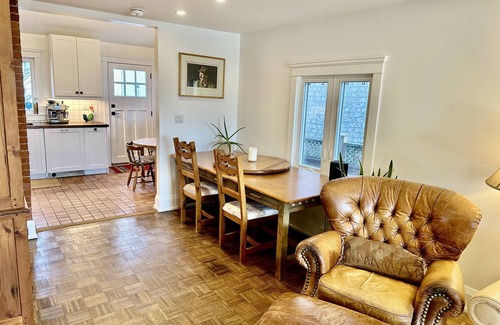 Harwood House | 🏡 Discover Your Toronto Sanctuary! 🌺n