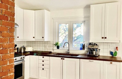 Harwood House | 🏡 Discover Your Toronto Sanctuary! 🌺n