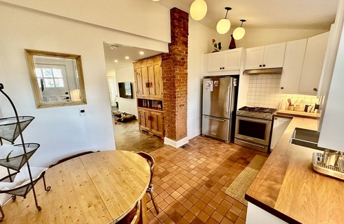 Harwood House | 🏡 Discover Your Toronto Sanctuary! 🌺n
