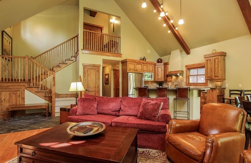 Donnelly House | Discovery Chalet - Tamarack Ski Resort - Luxury - 3Br - 3Ba - Sleeps 8 - Hot tub