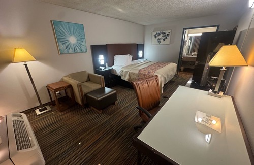 Lafayette Hotel | Discovery Inn