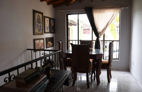 Guatape Apartment | Disfruta de los zócalos y colores en Guatapé