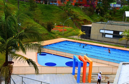 Guatape Apartment | Disfruta de los zócalos y colores en Guatapé