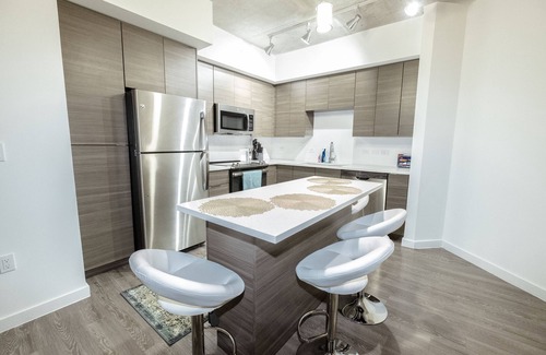 Hyde Park Condo | Disinfected unit. 5 min walk to UT. King bed.