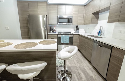 Hyde Park Condo | Disinfected unit. 5 min walk to UT. King bed.