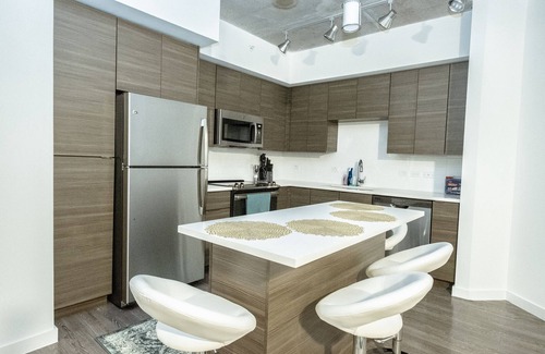 Hyde Park Condo | Disinfected unit. 5 min walk to UT. King bed.
